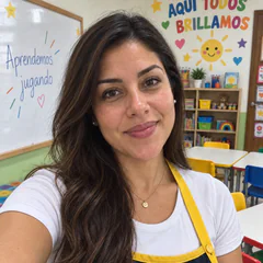 Rosa González sonriendo en un salón de preescolar, con mesas y sillas de colores al fondo