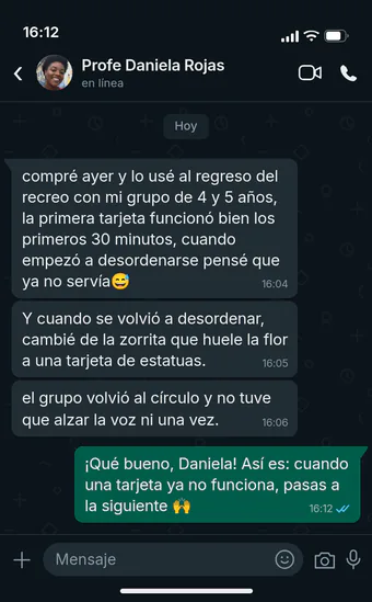 Conversación de WhatsApp con la Profe Daniela Rojas: usó las tarjetas al regreso del recreo con su grupo de 4 y 5 años; cuando empezó a desordenarse, cambió de la zorrita que huele la flor a una tarjeta de estatuas, y el grupo volvió al círculo sin que ella alzara la voz ni una vez